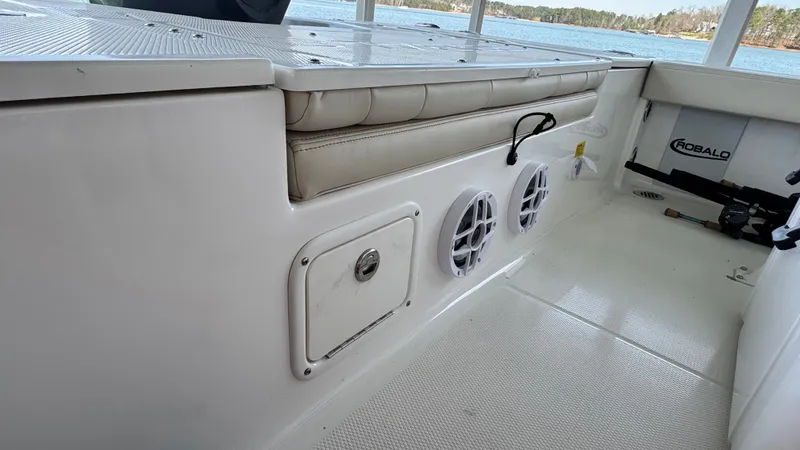 Slide: The Image of Robalo 226 Cayman 2026 - 19