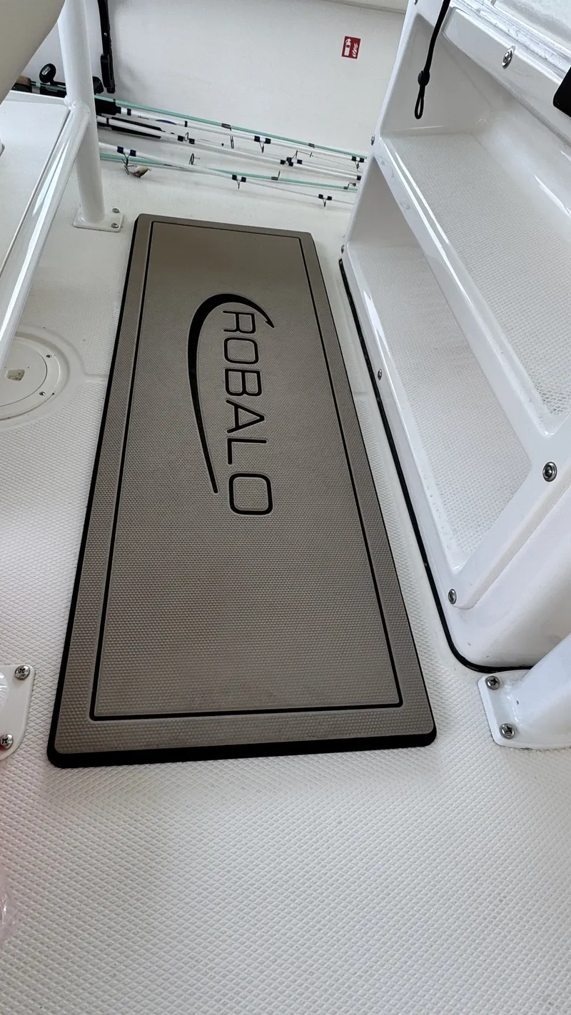 Slide: The Image of Robalo 226 Cayman 2026 - 20