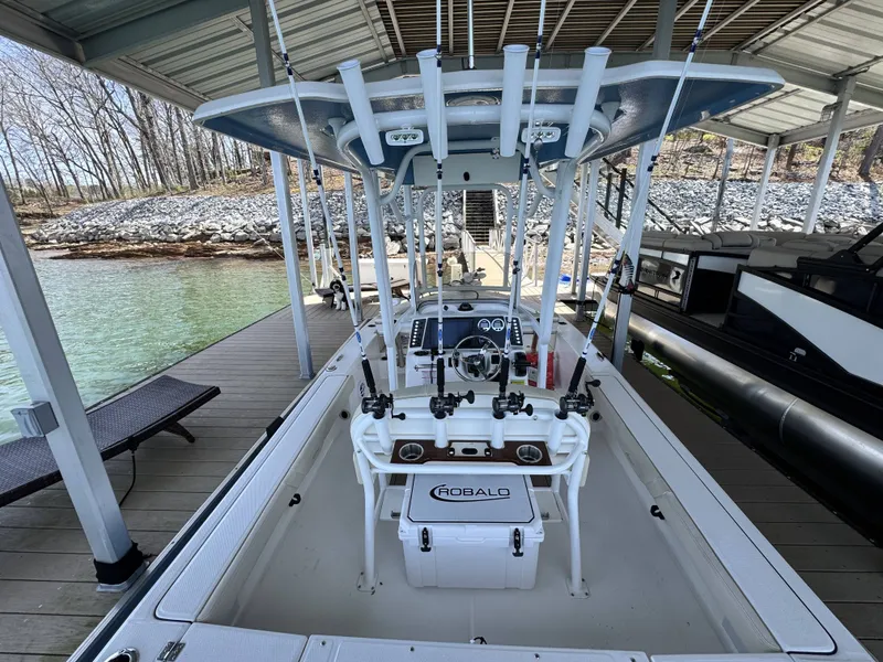 Slide: The Image of Robalo 226 Cayman 2026 - 21