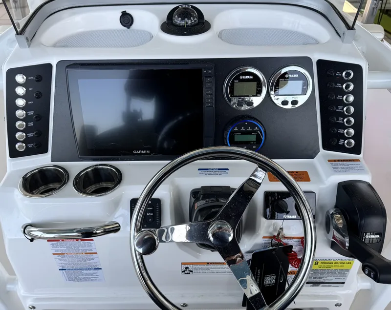 Slide: The Image of Robalo 226 Cayman 2026 - 24