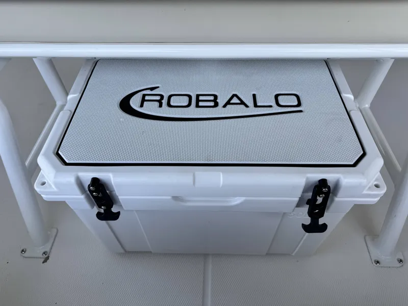 Slide: The Image of Robalo 226 Cayman 2026 - 25