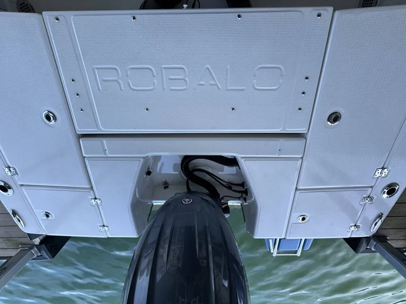 Slide: The Image of Robalo 226 Cayman 2026 - 26