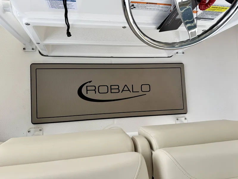 Slide: The Image of Robalo 226 Cayman 2026 - 27