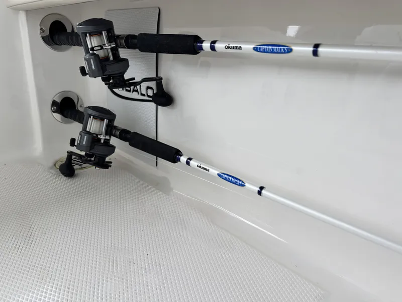 Slide: The Image of Robalo 226 Cayman 2026 - 32