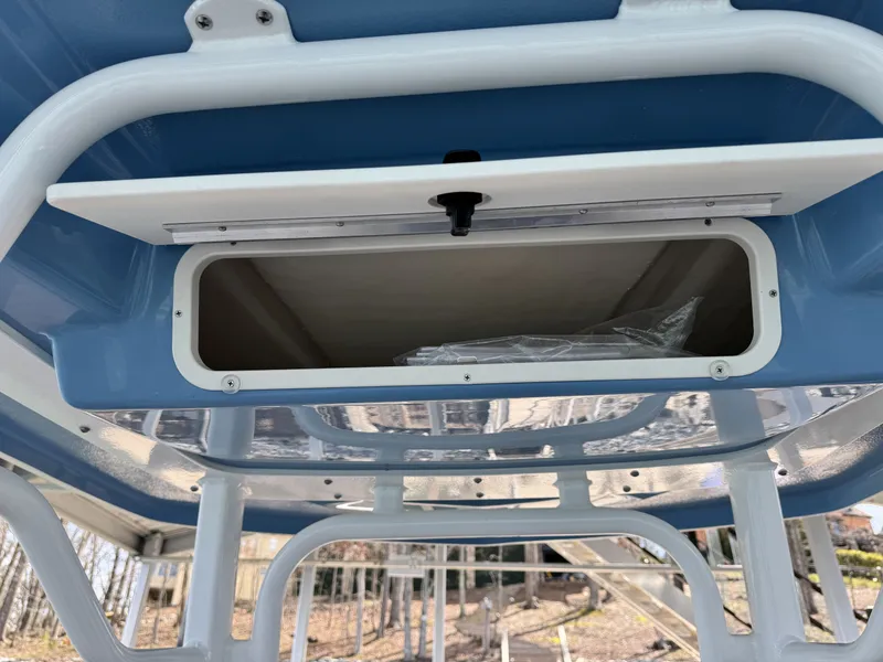 Slide: The Image of Robalo 226 Cayman 2026 - 33