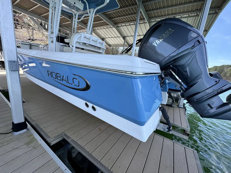 Slide: The Image of Robalo 226 Cayman 2026 - 7