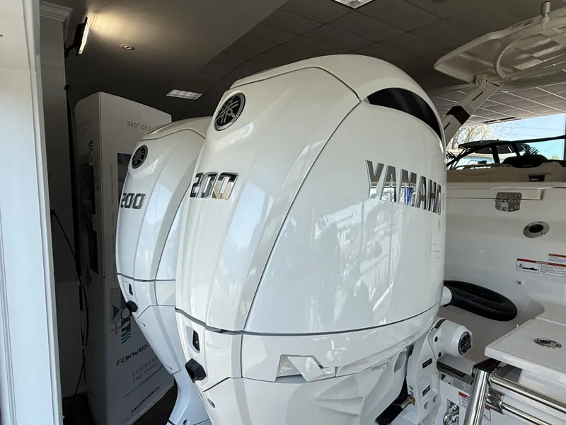 Slide: The Image of Yamaha 200 HP outboard engines on 2026 Robalo 257 Dual Console. - 14