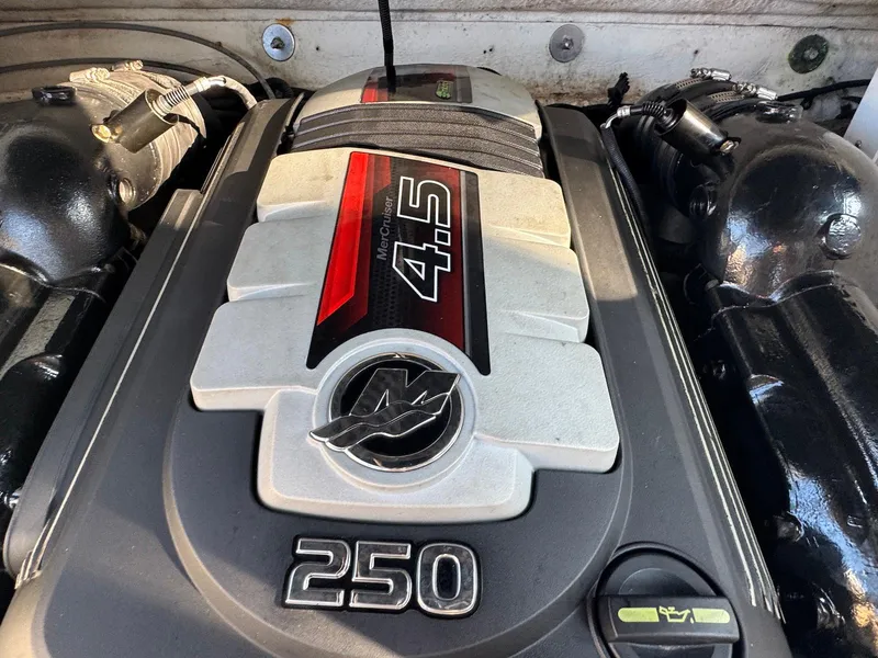 Slide: The Image of MerCruiser 4.5L engine in 2017 Sea Ray SDX 240 boat. - 20