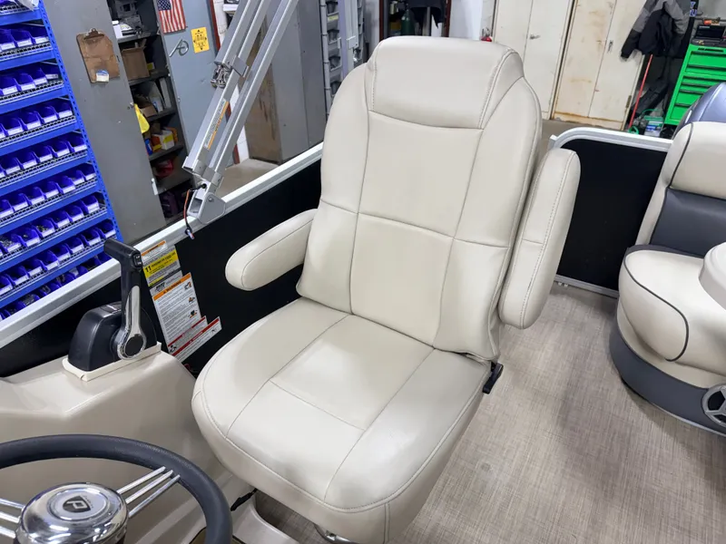 Slide: The Image of Premier 220 SunSpree 2018 - 22