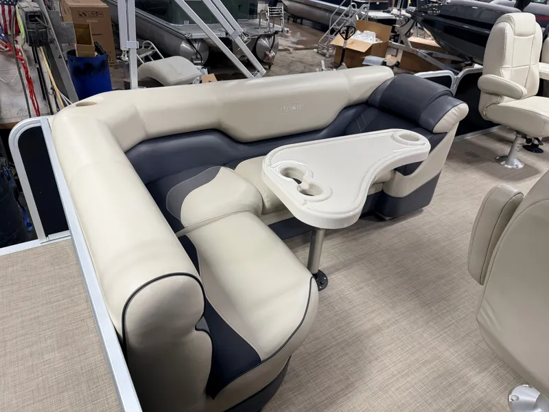 Slide: The Image of Premier 220 SunSpree 2018 - 6