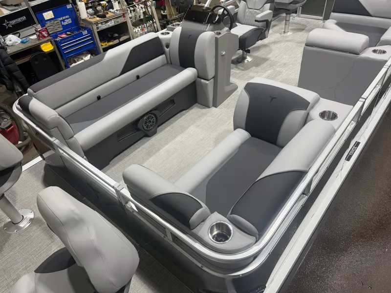 Slide: The Image of Tahoe Sport 23E80 Fish & Cruise Pontoon & Honda 4-Stroke EFI 2026 - 3