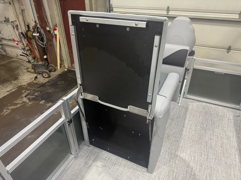 Slide: The Image of Tahoe Sport 23E80 Fish & Cruise Pontoon & Honda 4-Stroke EFI 2026 - 31