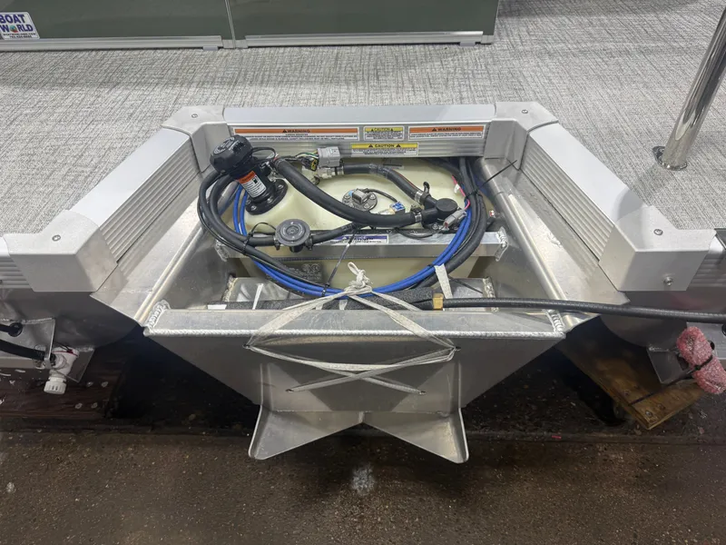 Slide: The Image of Tahoe Sport 23E80 Fish & Cruise Pontoon & Honda 4-Stroke EFI 2026 - 43