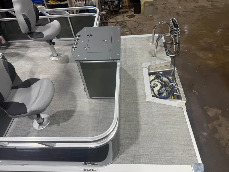 Slide: The Image of Tahoe Sport 23E80 Fish & Cruise Pontoon & Honda 4-Stroke EFI 2026 - 7