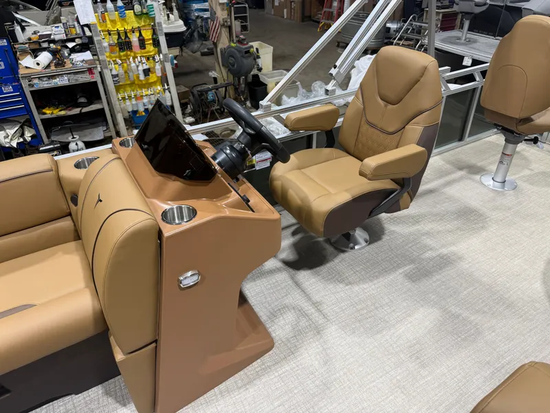 Slide: The Image of Tahoe Sport 23E80 Fish & Cruise Pontoon & Honda 4-Stroke EFI 2026 - 11