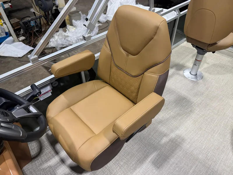 Slide: The Image of Tahoe Sport 23E80 Fish & Cruise Pontoon & Honda 4-Stroke EFI 2026 - 12