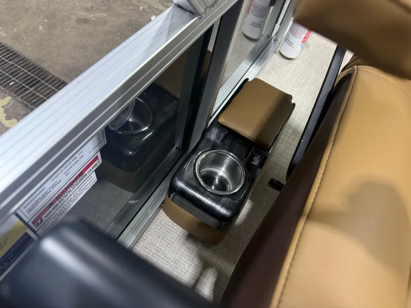 Slide: The Image of Tahoe Sport 23E80 Fish & Cruise Pontoon & Honda 4-Stroke EFI 2026 - 16