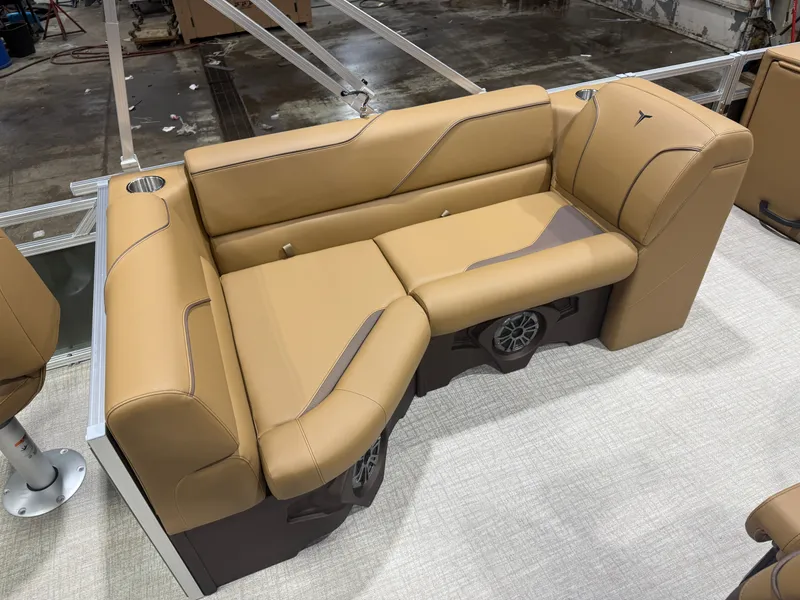 Slide: The Image of Tahoe Sport 23E80 Fish & Cruise Pontoon & Honda 4-Stroke EFI 2026 - 18