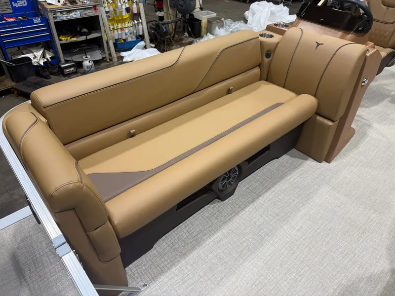 Slide: The Image of Tahoe Sport 23E80 Fish & Cruise Pontoon & Honda 4-Stroke EFI 2026 - 8