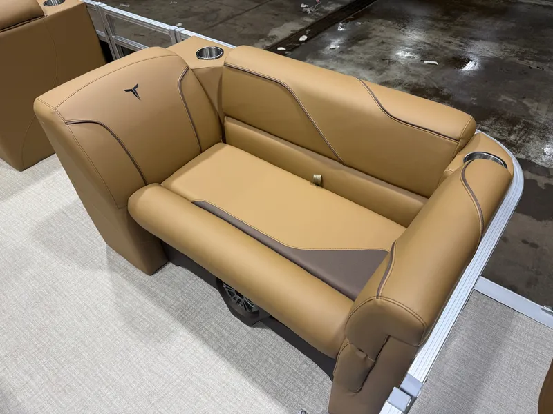 Slide: The Image of Tahoe Sport 23E80 Fish & Cruise Pontoon & Honda 4-Stroke EFI 2026 - 9