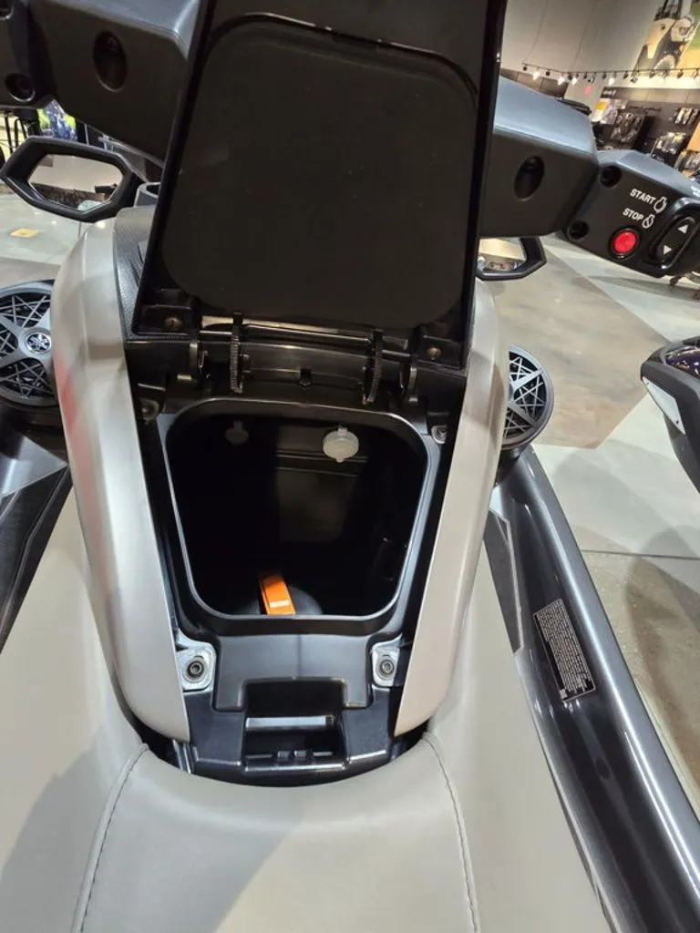 Slide: The Image of Yamaha FX® HO with Audio 2025 - 6