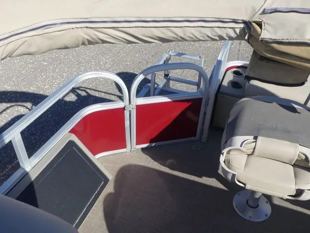 Slide: The Image of Sun Tracker Fishin' Barge 22 DLX 2020 - 14