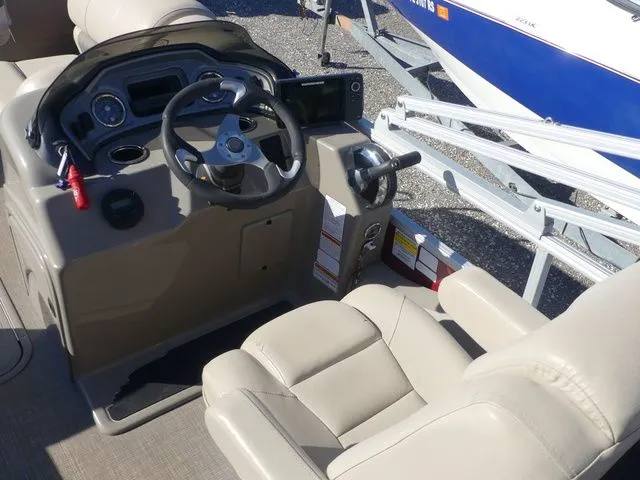 Slide: The Image of Sun Tracker Fishin' Barge 22 DLX 2020 - 15