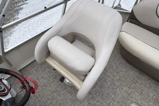 Slide: The Image of 2004 Sun Tracker Party Barge 22 Regency Edition boat seating with steering wheel. - 18