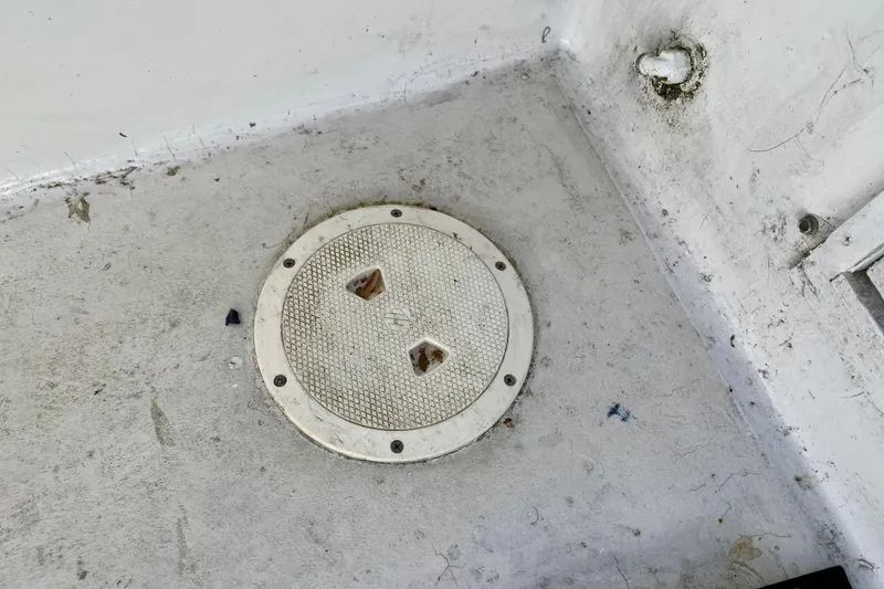 Slide: The Image of 1979 Outer Reef 26/31 boat deck with round hatch and drainage. - 21