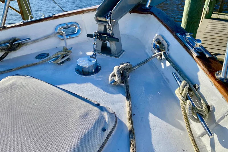 Slide: The Image of 1979 Outer Reef 26/31 boat deck with ropes and anchor chain. - 45