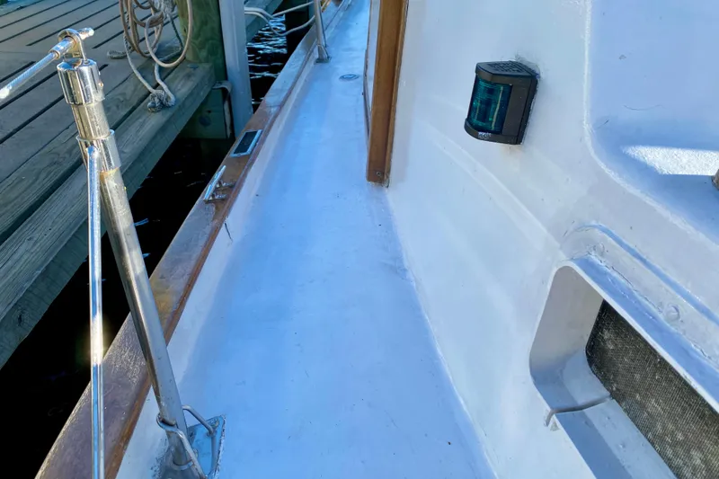 Slide: The Image of 1979 Outer Reef 26/31 boat deck with railing and dock in view. - 50