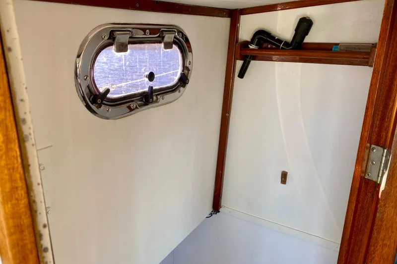 Slide: The Image of 1979 Outer Reef 26/31 interior with porthole and wooden shelf. - 64