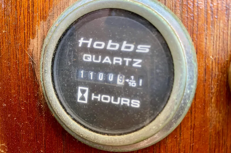 Slide: The Image of Hobbs Quartz hour meter on 1979 Outer Reef 26/31, displaying 11009.1 hours. - 96