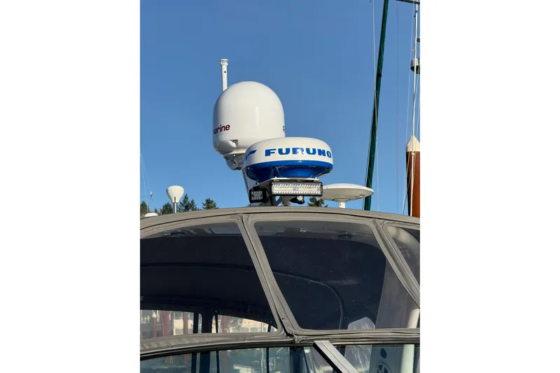 Slide: The Image of Radar equipment on 2006 Sea Ray 340 Sundancer boat under clear blue sky. - 4