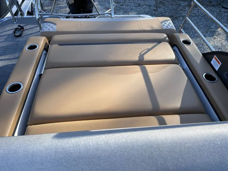 Slide: The Image of Crest Classic 220 SLSC 2025 - 16