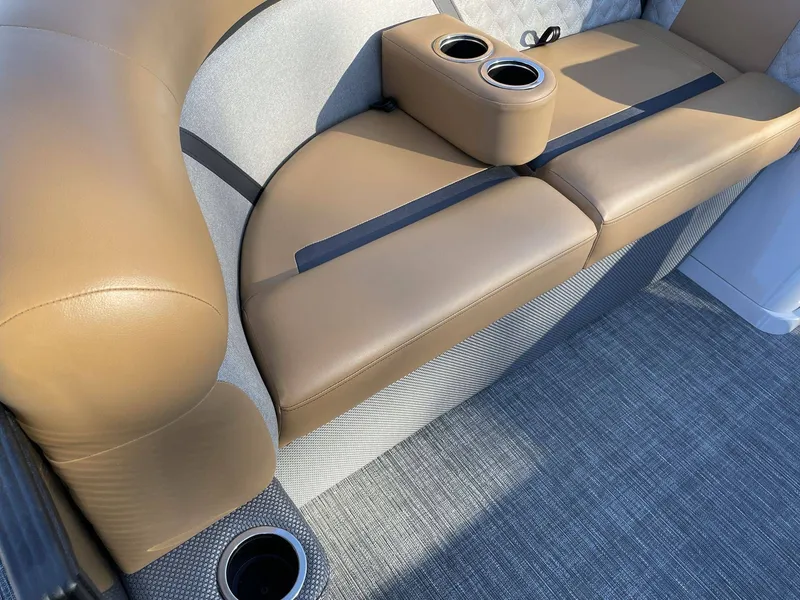 Slide: The Image of Crest Classic 220 SLSC 2025 - 5