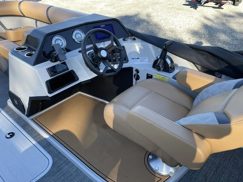 Slide: The Image of Crest Classic 220 SLSC 2025 - 7