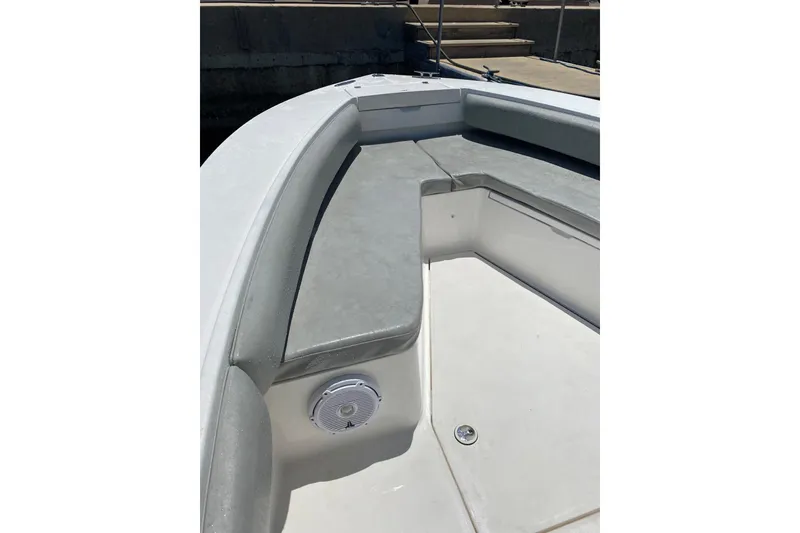 Slide: The Image of 2004 Regulator 24 Forward Seating boat with cushioned seating and speaker. - 10