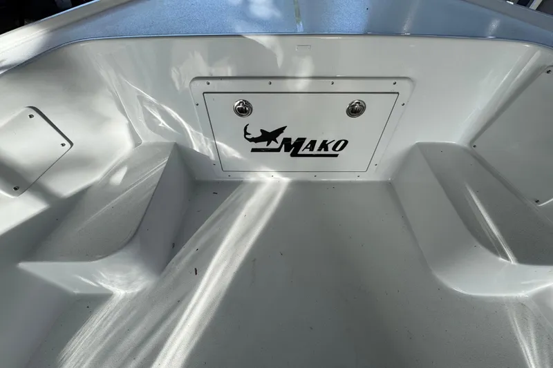 Slide: The Image of 1986 Mako 17 Center Console boat interior with logo, white finish. - 9