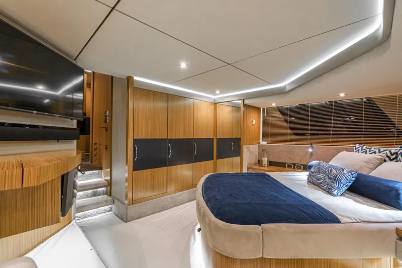 Slide: The Image of Sea Ray L590 Fly 2018 - 52