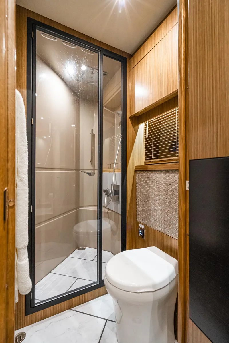 Slide: The Image of Sea Ray L590 Fly 2018 - 60