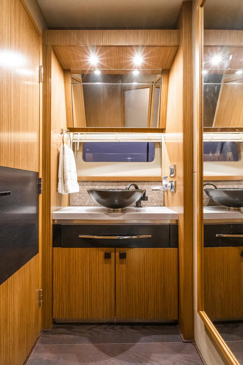 Slide: The Image of Sea Ray L590 Fly 2018 - 61