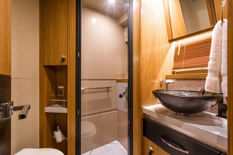 Slide: The Image of Sea Ray L590 Fly 2018 - 68