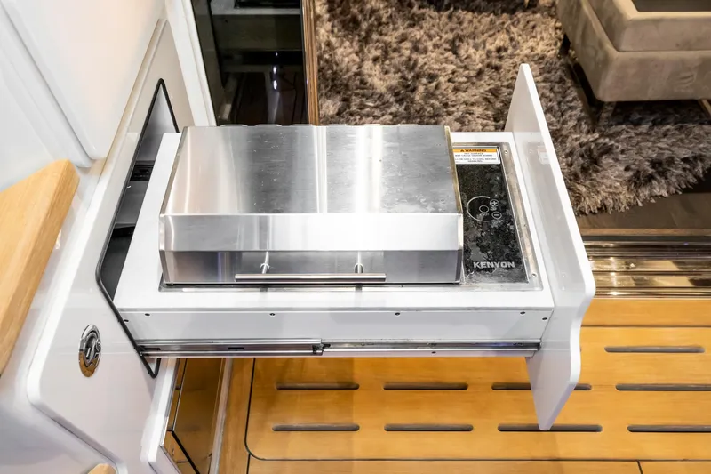 Slide: The Image of Sea Ray L590 Fly 2018 - 70