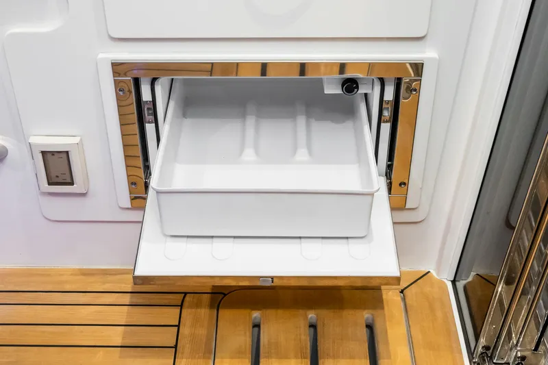 Slide: The Image of Sea Ray L590 Fly 2018 - 71