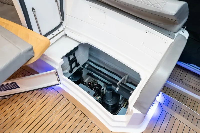 Slide: The Image of Sea Ray L590 Fly 2018 - 72