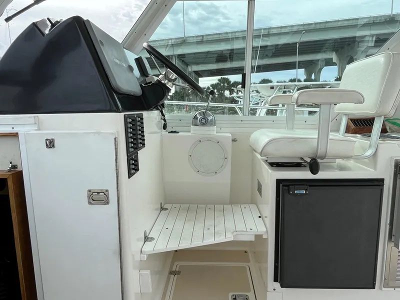 Slide: The Image of 2005 Albin 31 Tournament Express helm with steering wheel and captain's chair. - 15