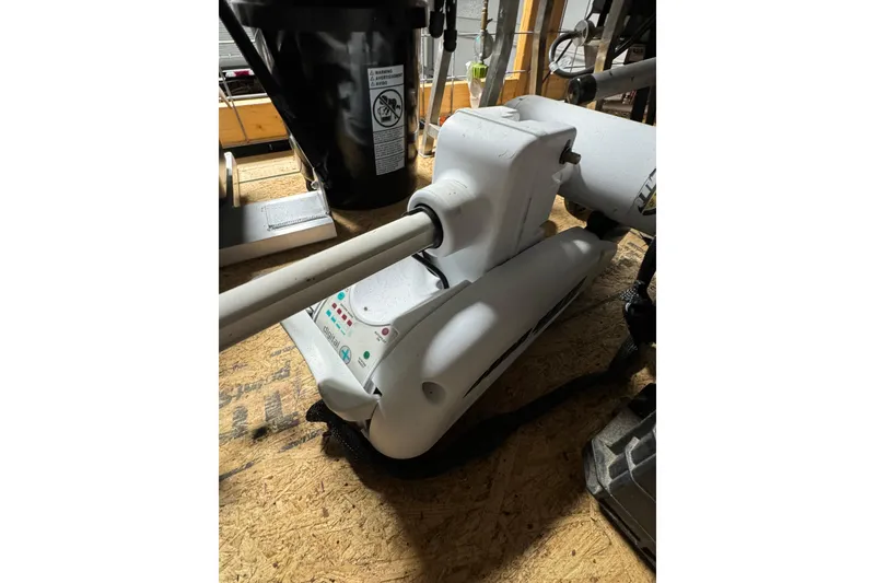 Slide: The Image of 2011 Hydra-Sports Bay Bolt 23 boat equipment on wooden surface. - 26