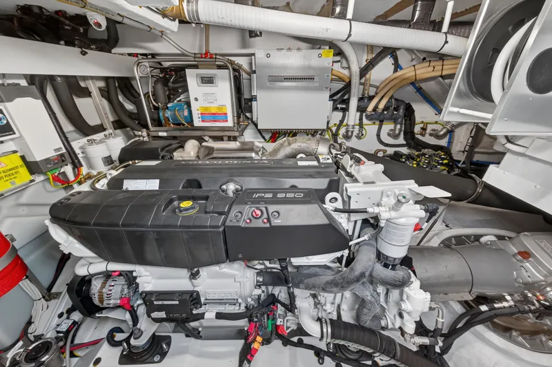 Slide: The Image of Azimut 53 FLY 2024 - 100