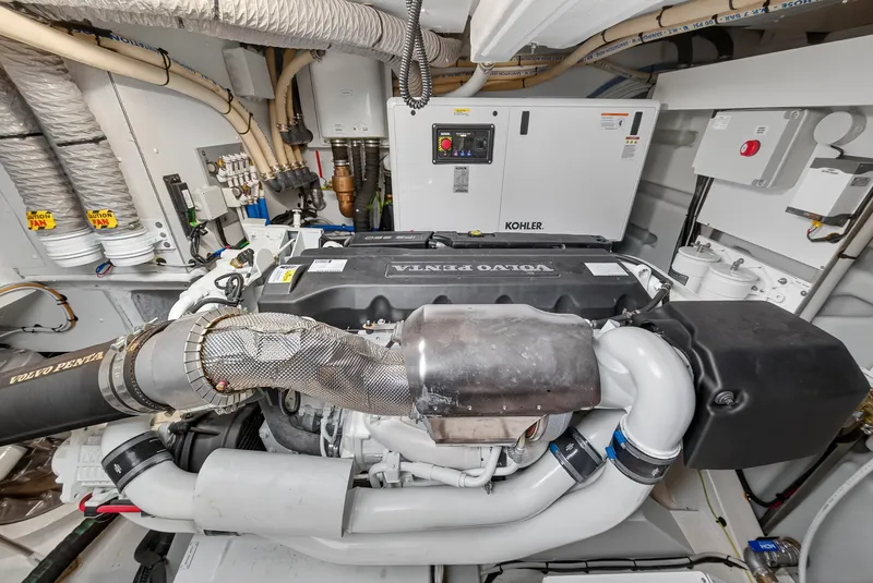 Slide: The Image of Azimut 53 FLY 2024 - 101